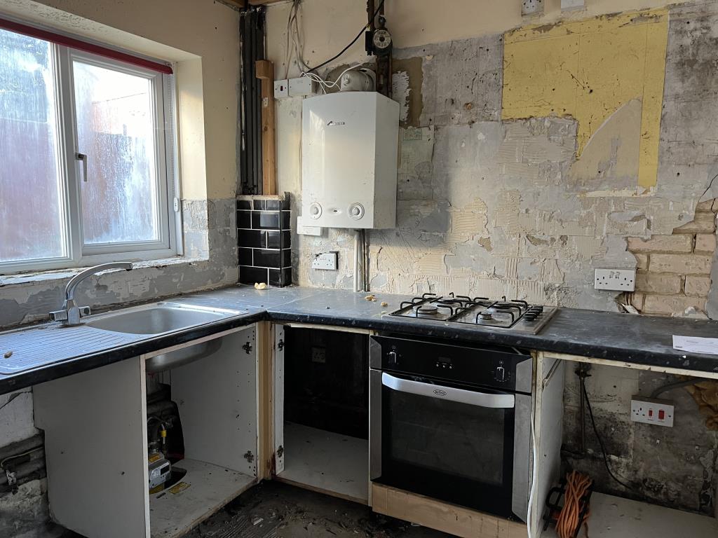 Lot: 142 - DETACHED BUNGALOW FOR IMPROVEMENT - Kitchen with wall mounted boiler